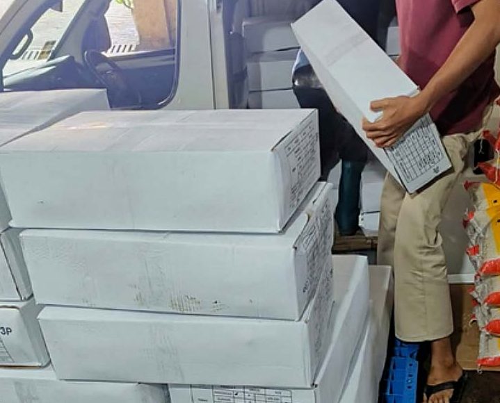 Produk beku dimuat untuk ekspedisi dalam kota Jakarta