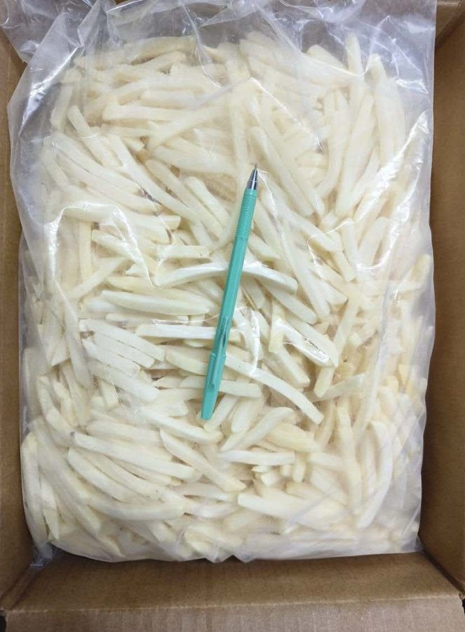 Kentang shoestring beku dalam kemasan plastik